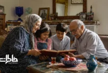 تصویری از یک خانواده ایرانی چندنسلی شامل مادربزرگ، پدربزرگ و نوه‌ها که در فضایی گرم و نوستالژیک در حال مشاهده آلبوم عکس‌های قدیمی هستند؛ تصویری نمادین از ارتباط نسل‌ها، حفظ خاطرات خانوادگی و ارزش داستان‌های گذشته.