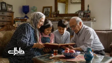 تصویری از یک خانواده ایرانی چندنسلی شامل مادربزرگ، پدربزرگ و نوهها که در فضایی گرم و نوستالژیک در حال مشاهده آلبوم عکسهای قدیمی هستند؛ تصویری نمادین از ارتباط نسلها، حفظ خاطرات خانوادگی و ارزش داستانهای گذشته.